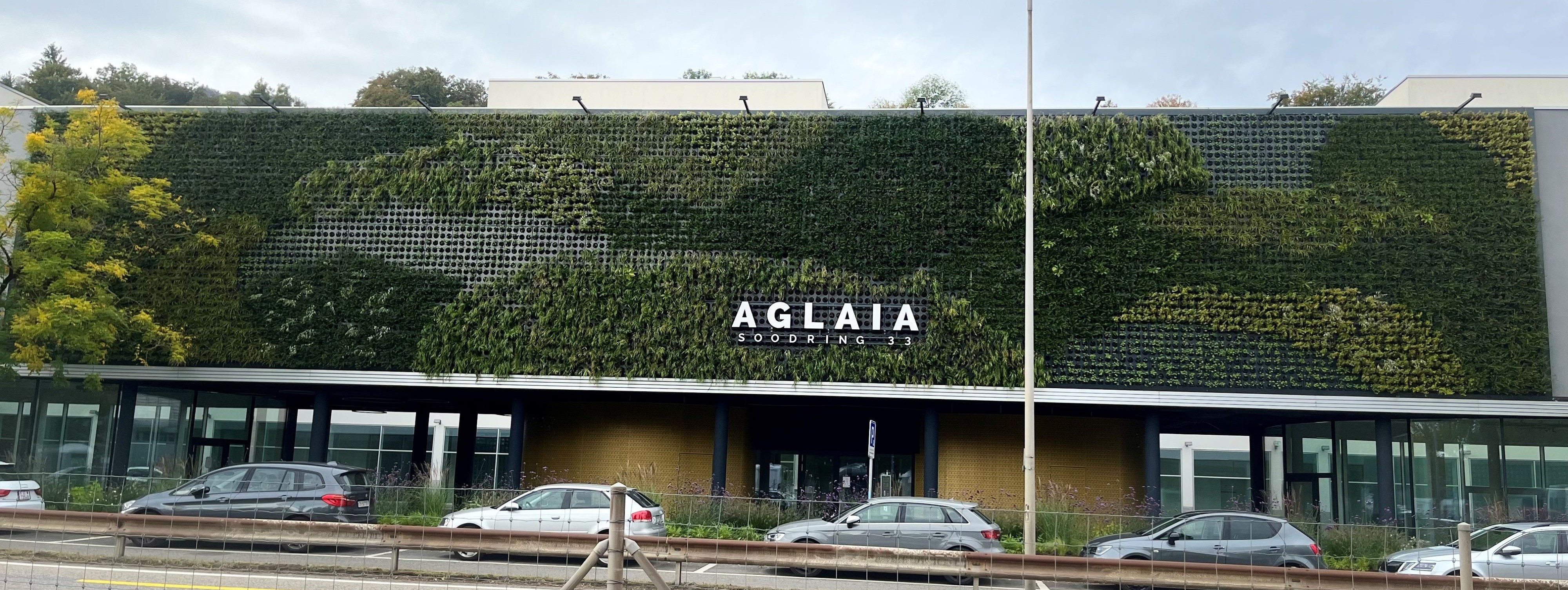 Bepflanzte Ostfassade des Geschäftsgebäudes "Soodring 33" in Adliswil